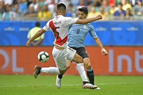 Uruguay's Luis Suarez (R) and Peru's Carlos Zambrano vie for the ball during their Copa America football tournament quarter-final match at the Fonte Nova Arena in Salvador, Brazil, on June 29, 2019. (Photo by Raul ARBOLEDA / AFP)